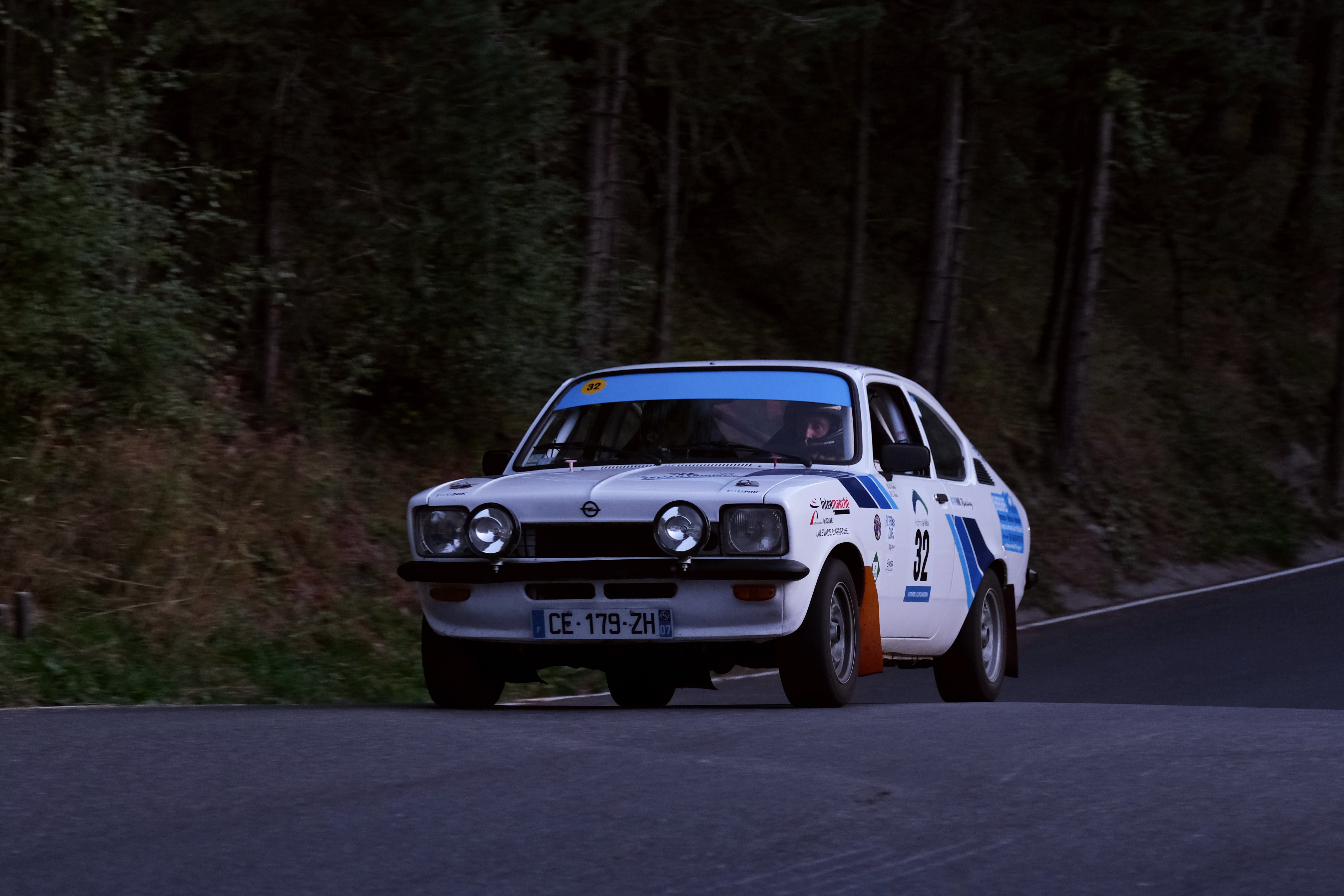 Rallybil som kör över ett krön